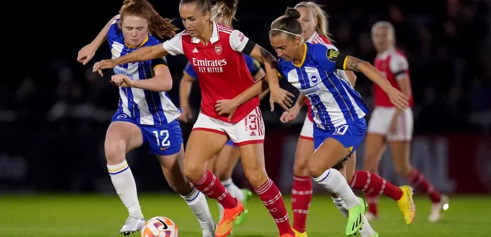 Brighton W and Arsenal W players contesting the ball