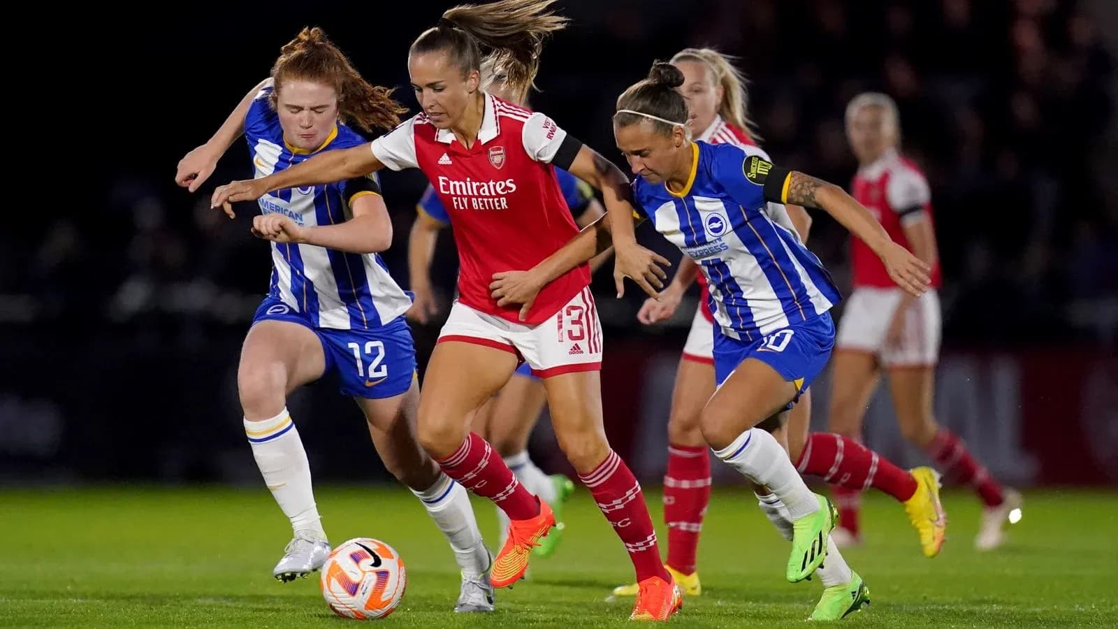 Brighton W and Arsenal W players contesting the ball