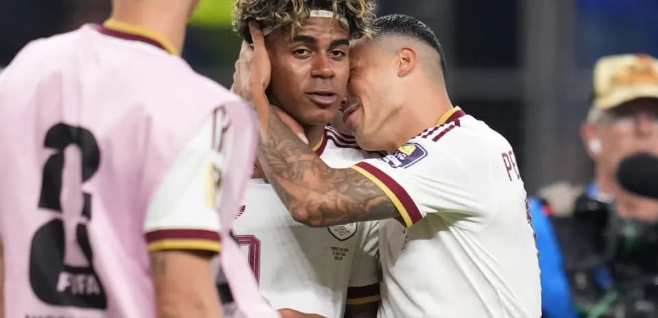 Two players celebrating during Spain vs Argentina match