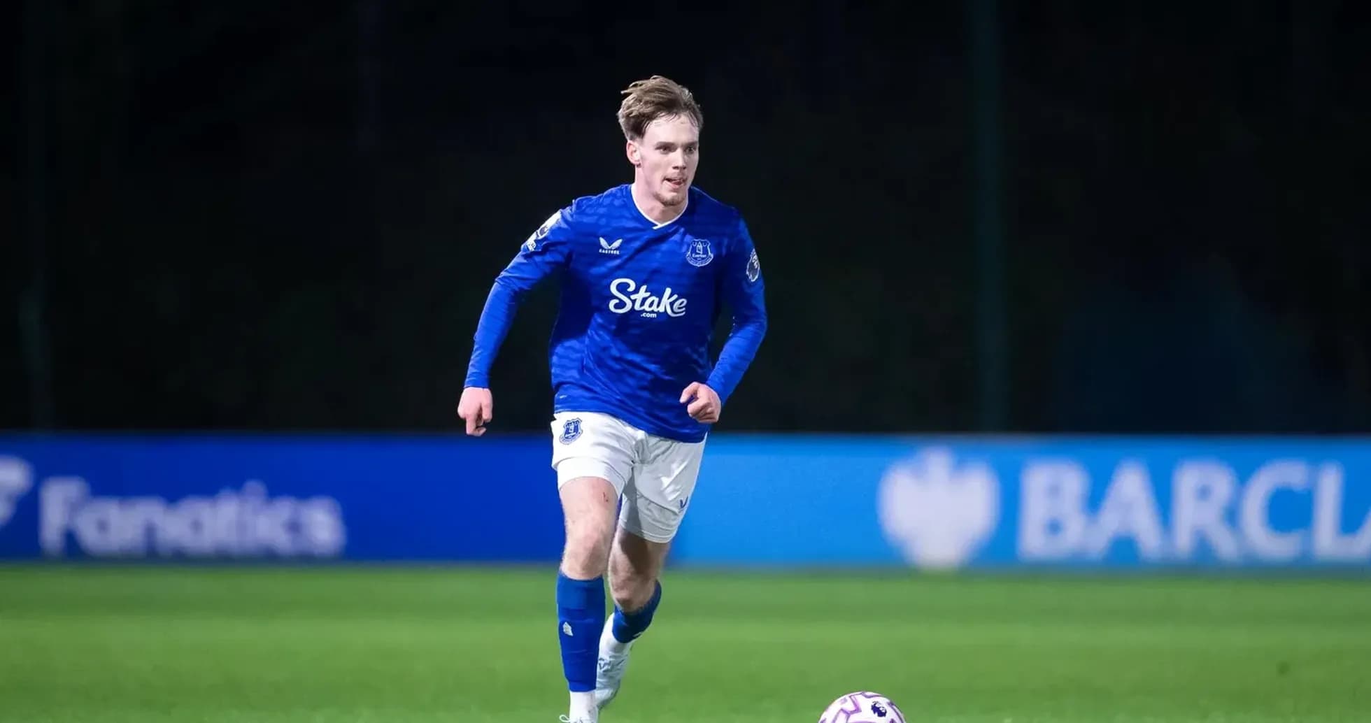 Everton player dribbling the ball on field