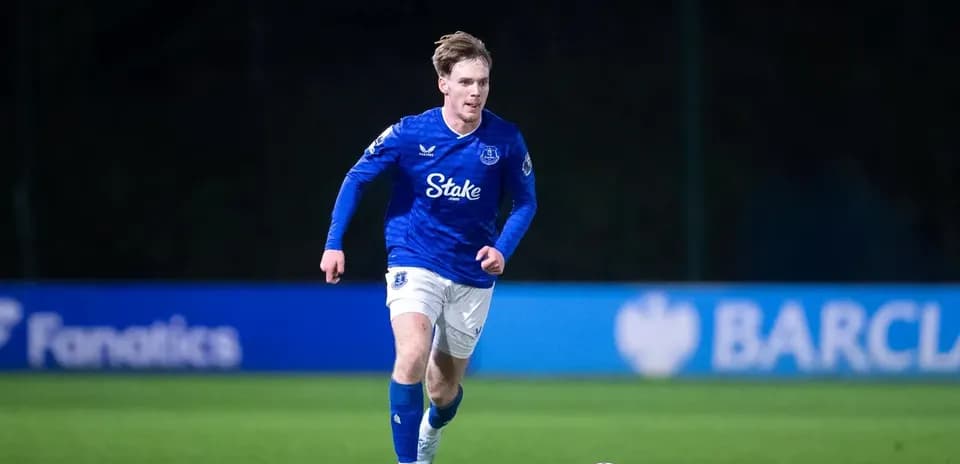 Everton player dribbling the ball on field