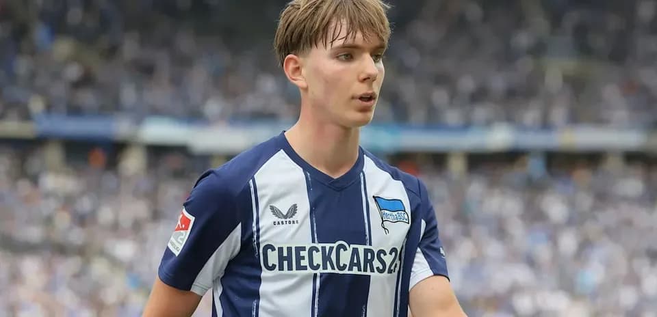 Player wearing Hertha BSC jersey on the field