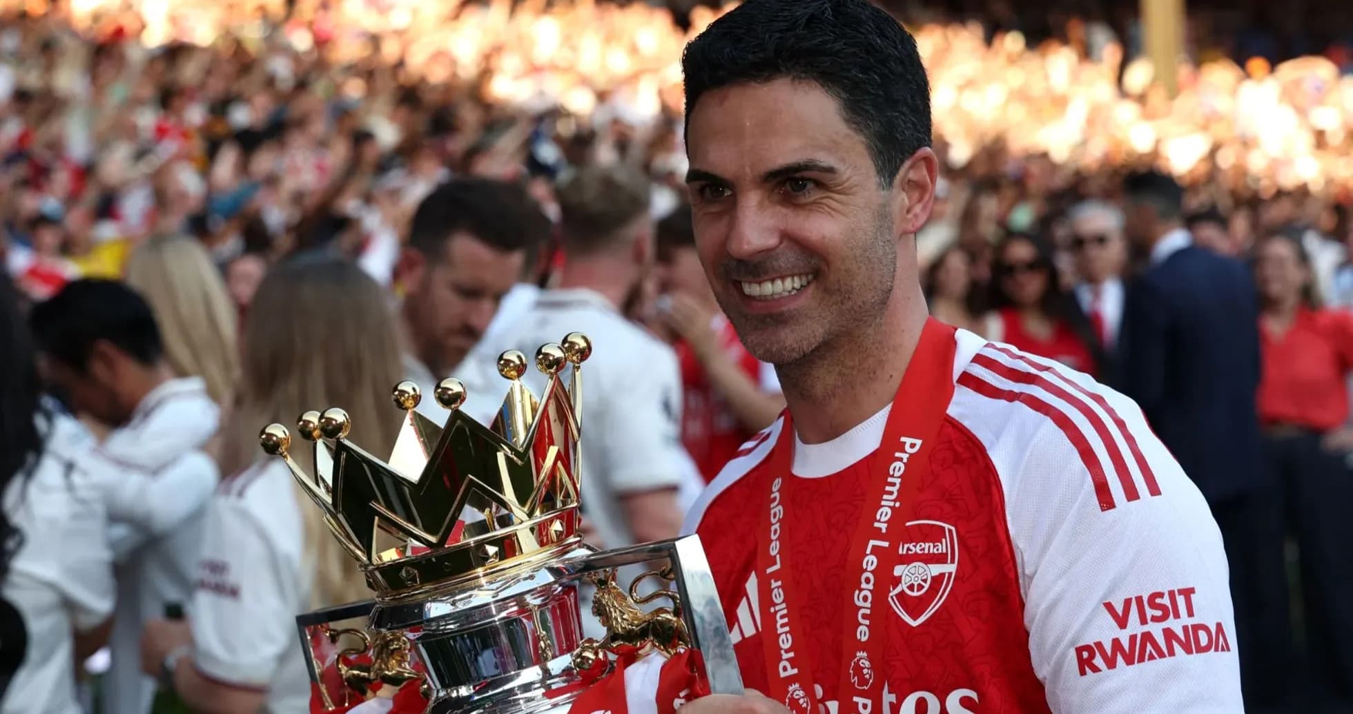 Mikel Arteta holding Premier League trophy with fans