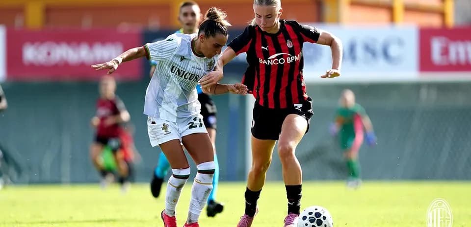 Ternana W player challenging AC Milan W player