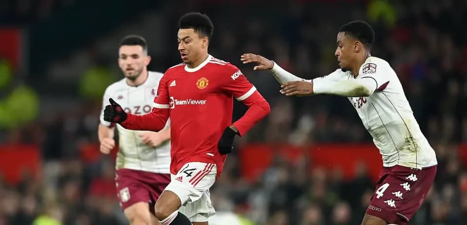 Manchester United player running with ball, Aston Villa players nearby