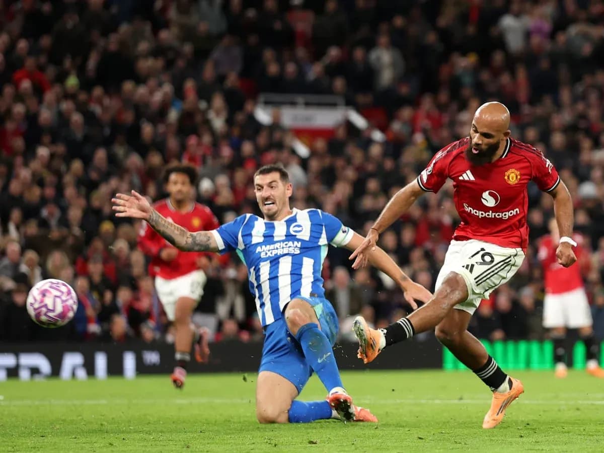 Brighton player tackles Manchester United opponent