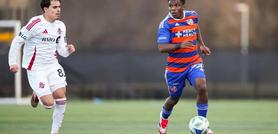 FC Cincinnati II player dribbling against Toronto II