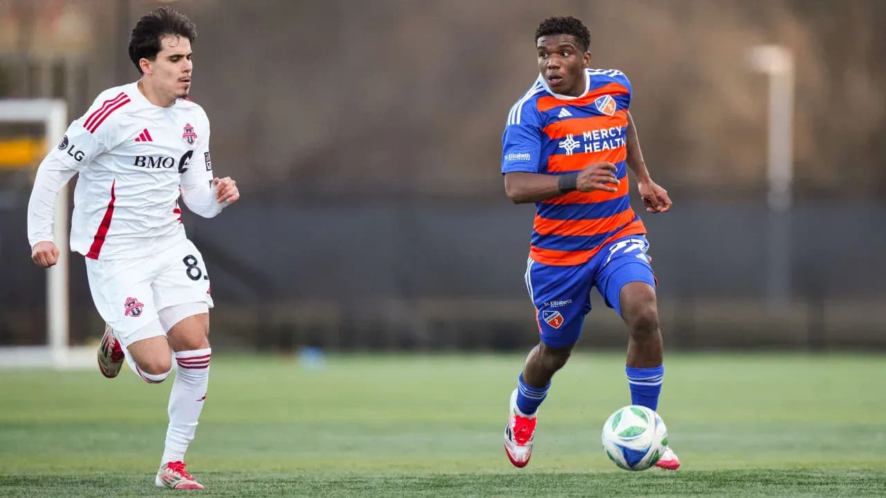 FC Cincinnati II player dribbling against Toronto II