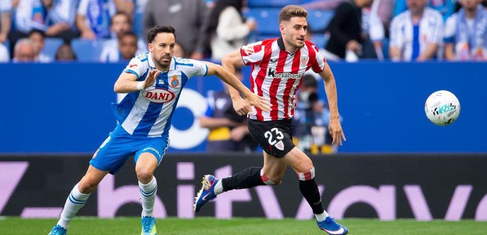 Two players competing during Espanyol vs Athletic match