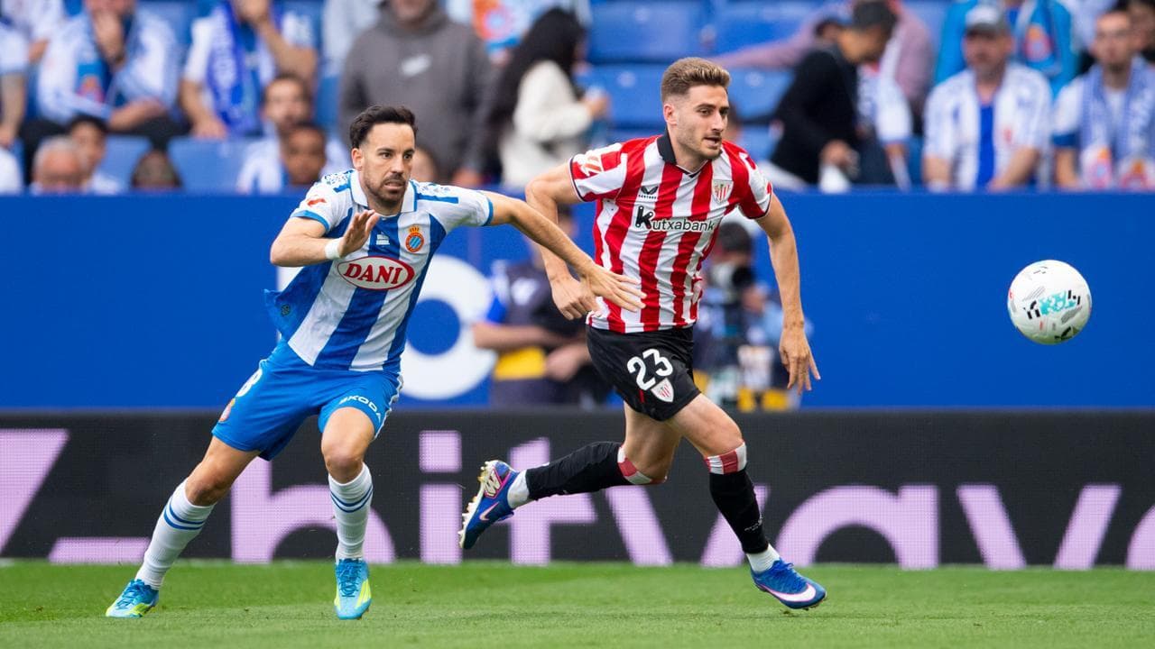 Two players competing during Espanyol vs Athletic match