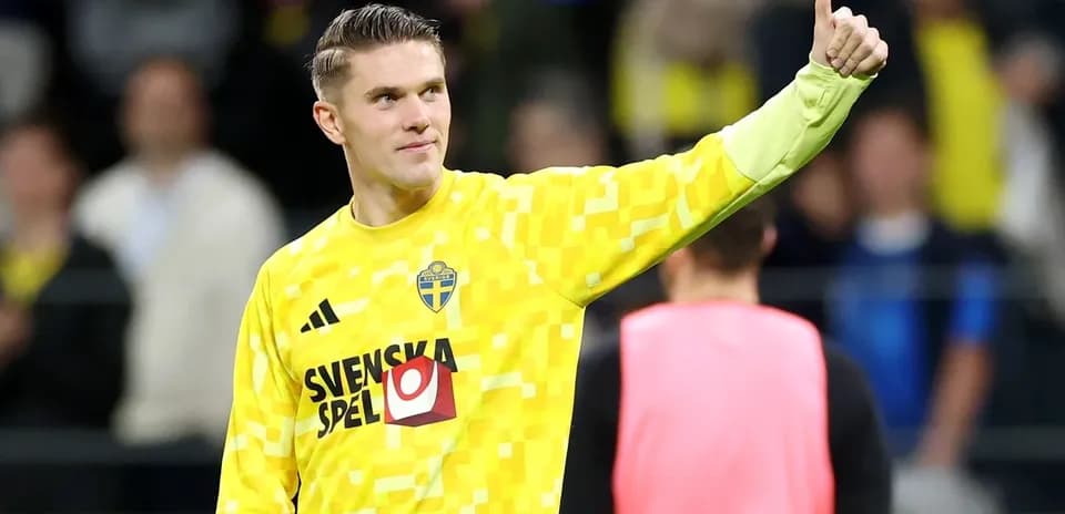 Goalkeeper in yellow kit giving thumbs up