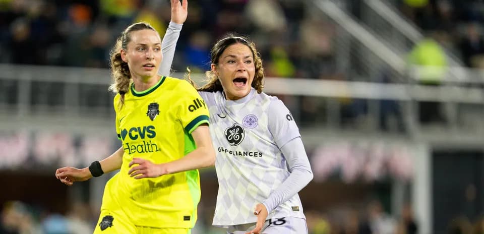 Players contesting during Racing Louisville vs Portland Thorns match