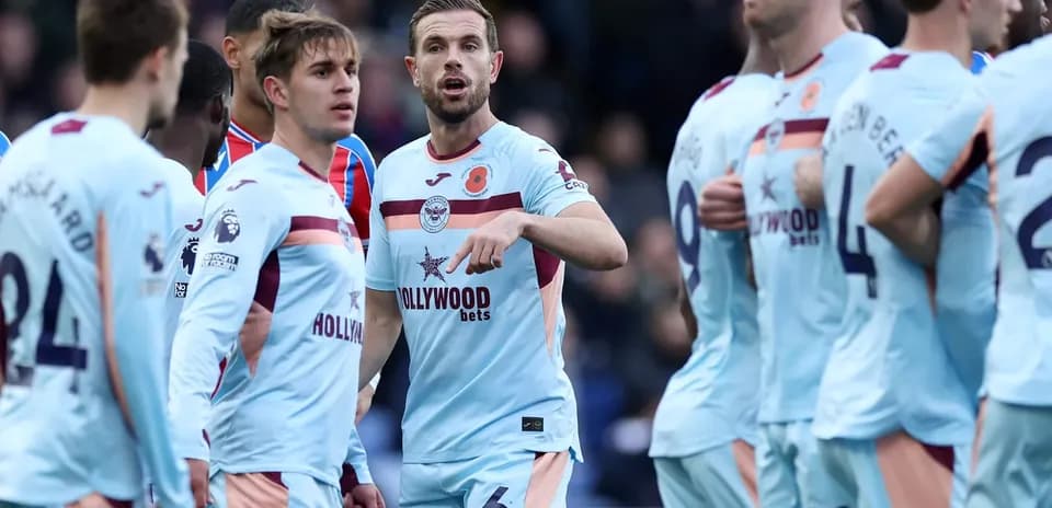 Brentford players discussing during match against Crystal Palace