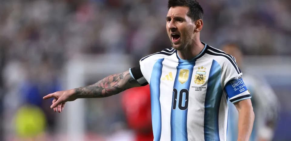 Lionel Messi directing during World Cup match