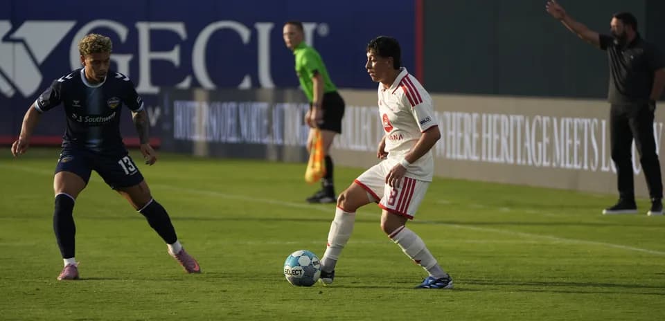El Paso Locomotive player dribbling the ball