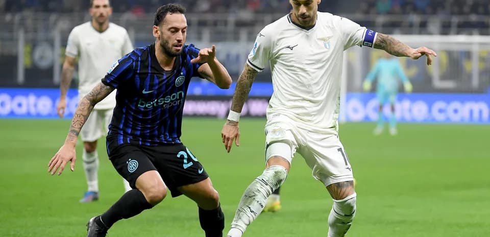 Lazio player dribbling against Inter defender