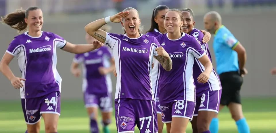 Fiorentina women celebrating a goal