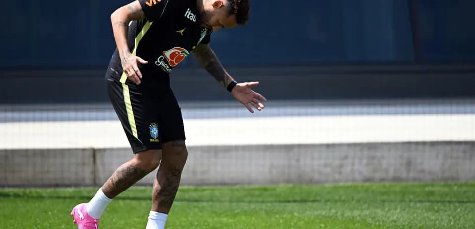 Neymar training on the pitch with Brazil team
