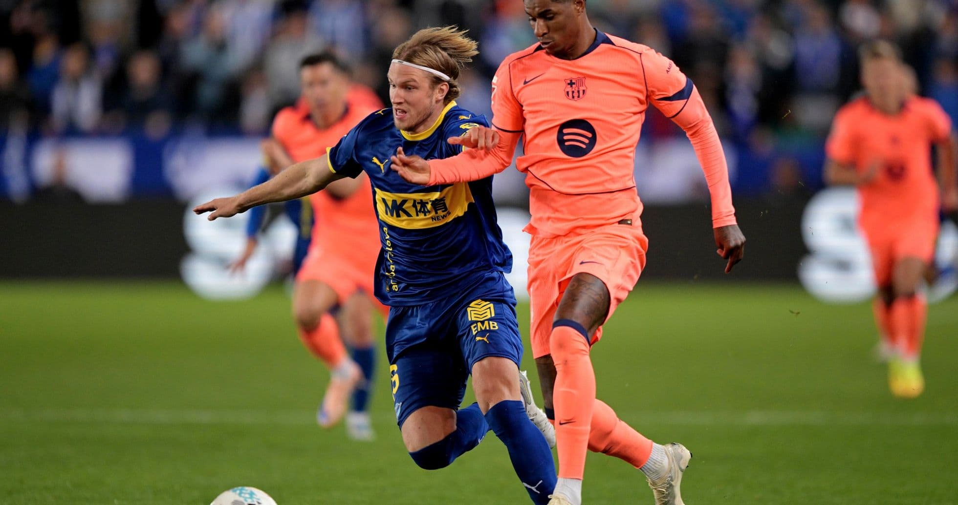 Players competing during Alaves vs Barcelona match