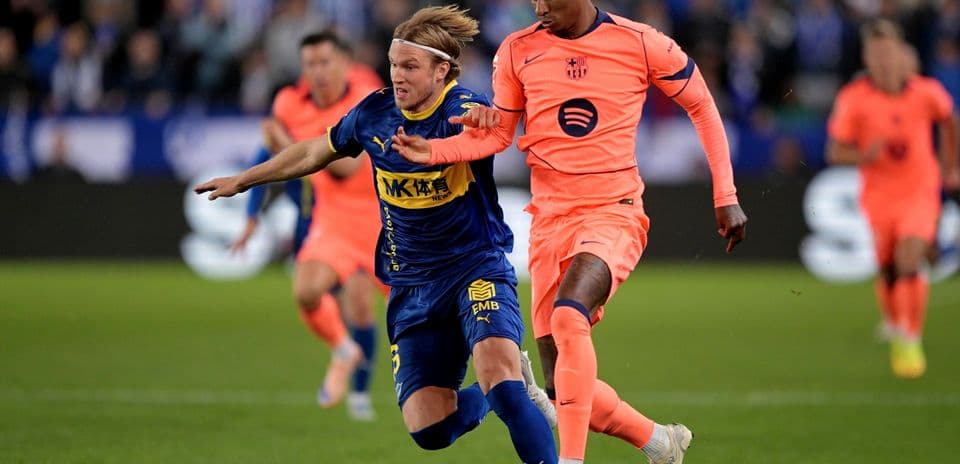 Players competing during Alaves vs Barcelona match