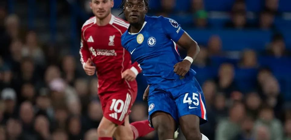 Players competing during Liverpool vs Chelsea match