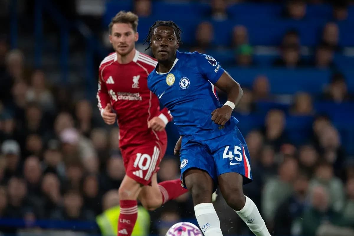 Players competing during Liverpool vs Chelsea match