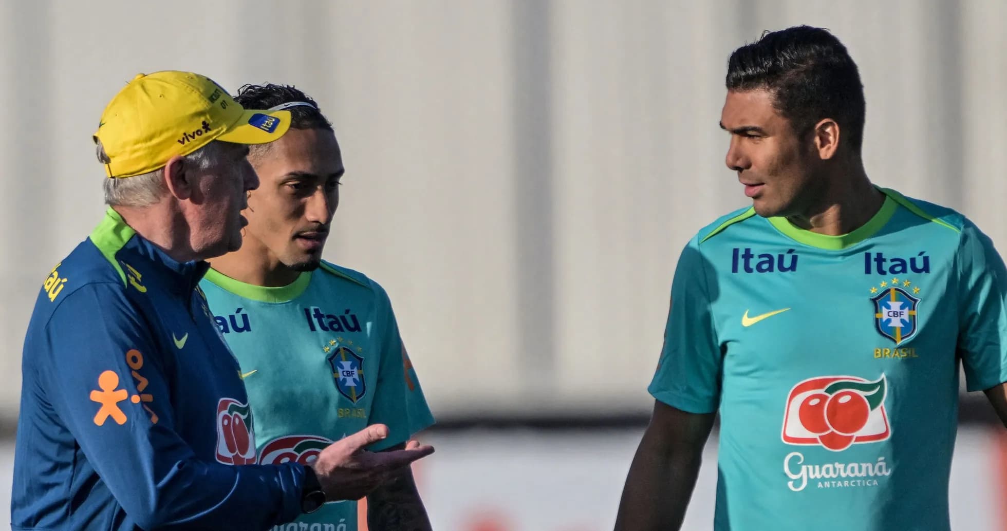 Coach discussing with Brazilian players during training