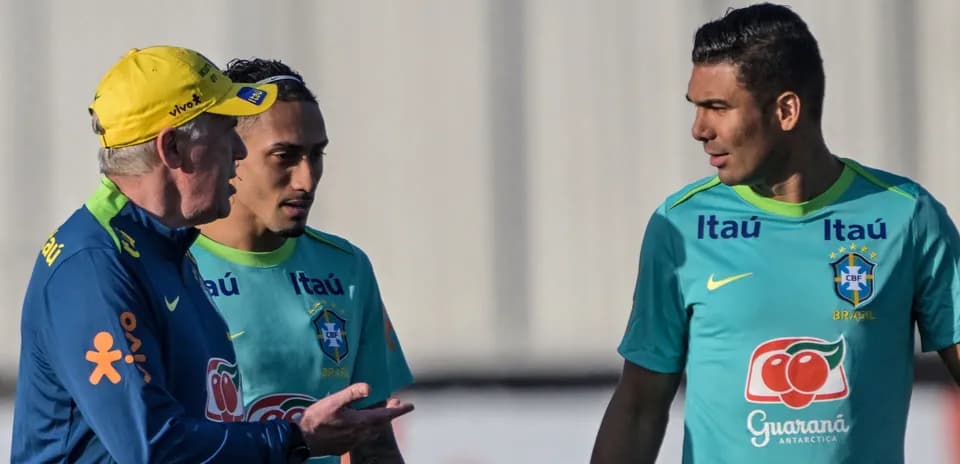 Coach discussing with Brazilian players during training