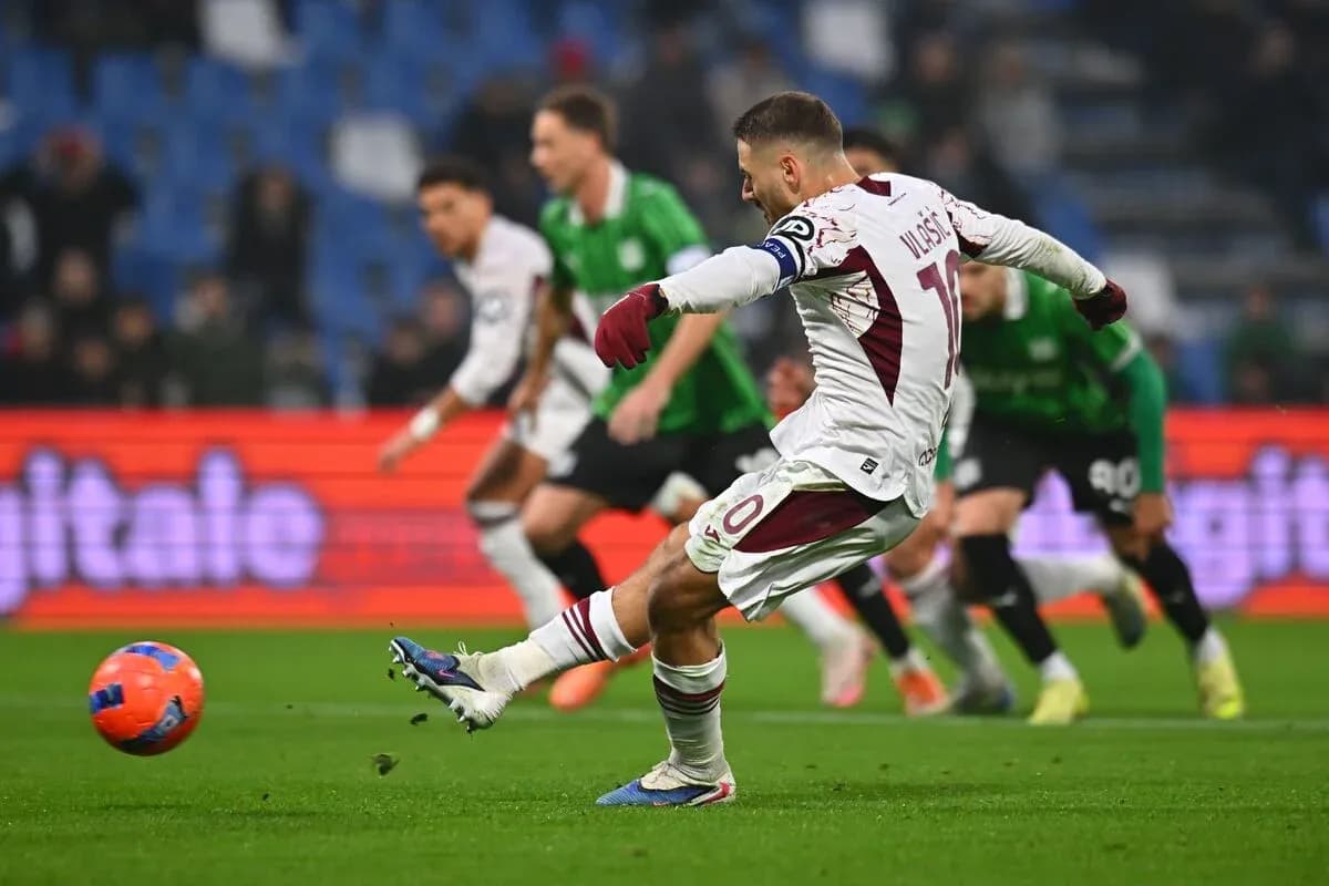 Player taking a penalty during Torino match