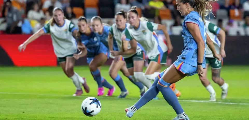 Penalty kick during Houston Dash vs Denver Summit match