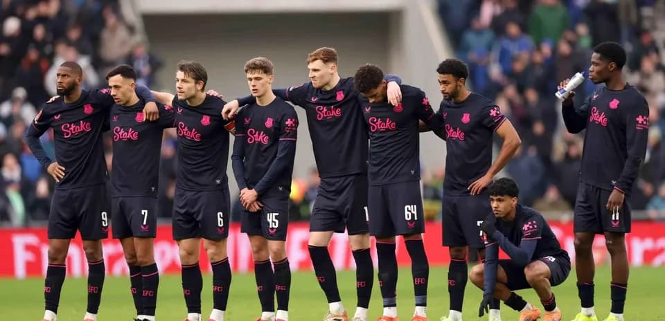 Everton players in a pre-match huddle