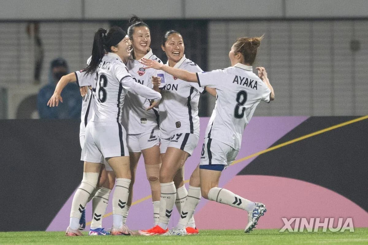 Suwon FMC W players celebrating a goal