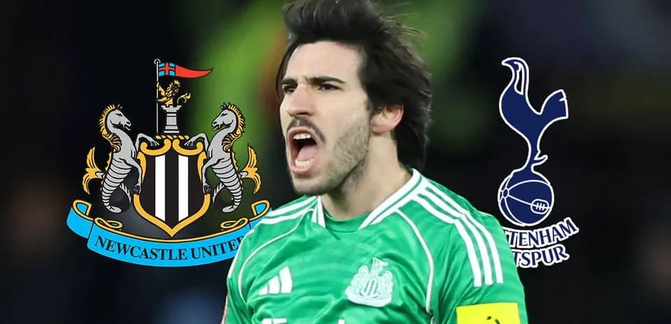 Goalkeeper celebrating during match between Newcastle and Tottenham