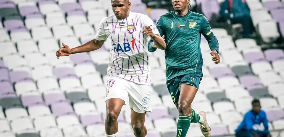 Al Wahda U23 player dribbling past Khorfakkan U23 goalkeeper