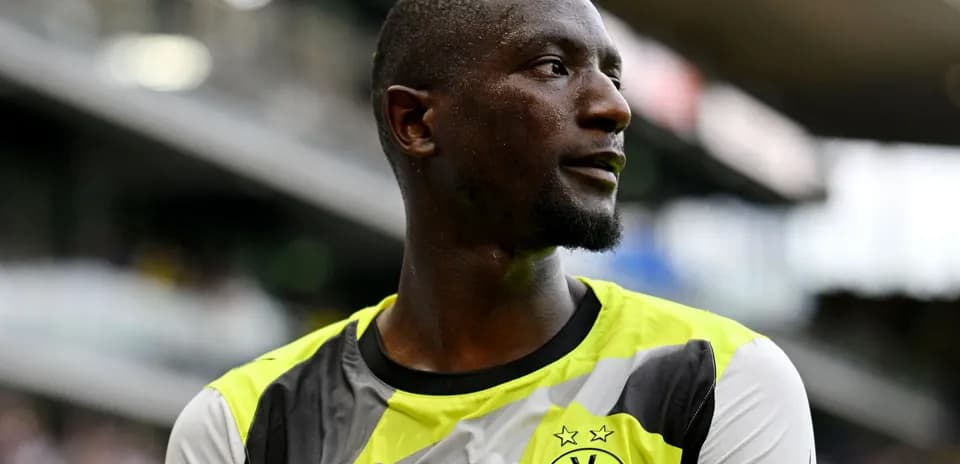 Player in Borussia Dortmund jersey on field