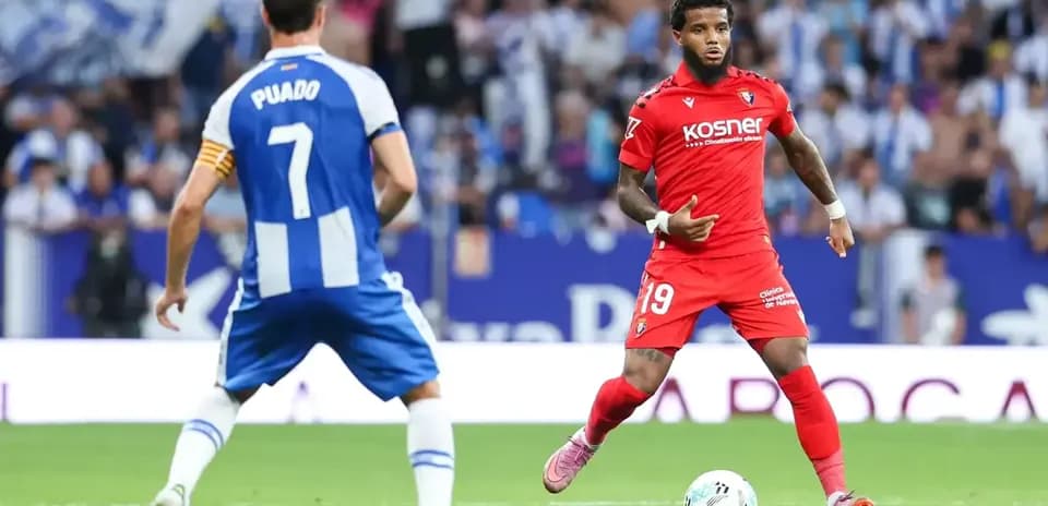 Player in red dribbling against Espanyol player