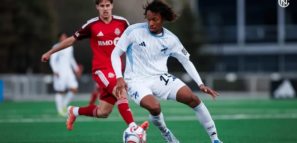 Toronto II player challenges New York RB II opponent