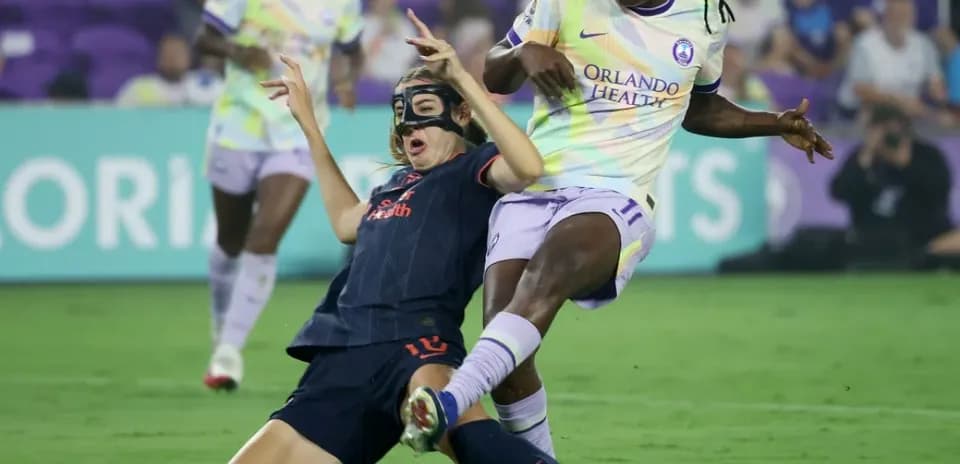 Orlando Pride player challenges Bay FC player