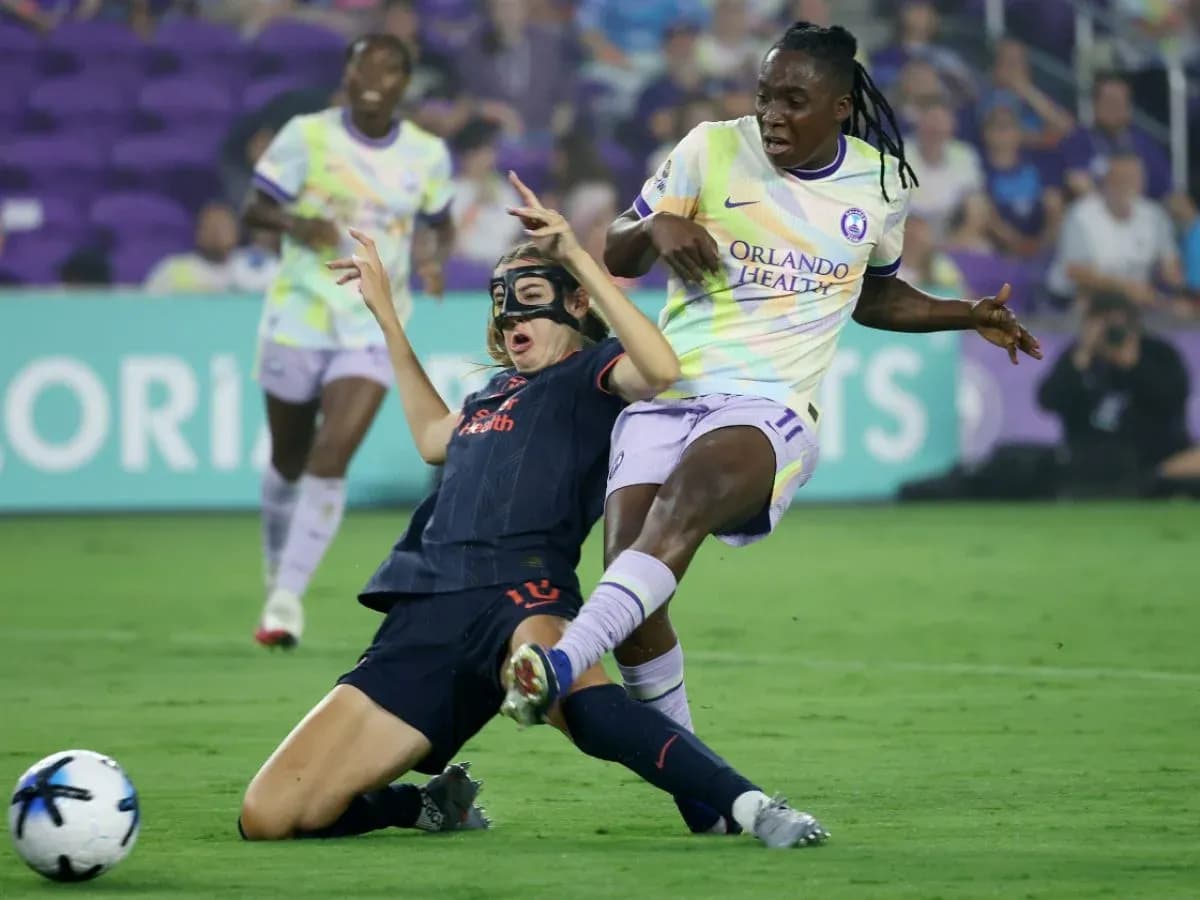 Orlando Pride player challenges Bay FC player