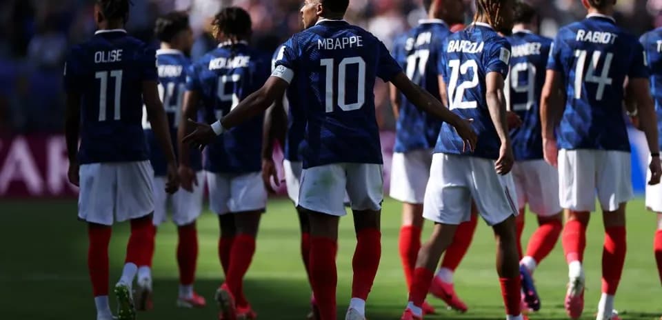 France national team players walking on the pitch