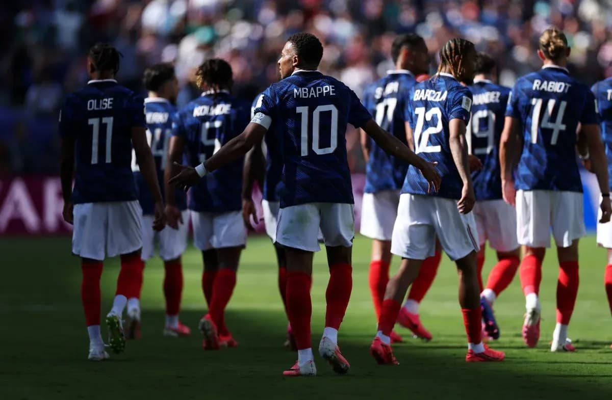 France national team players walking on the pitch