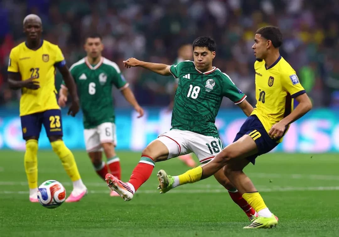 Mexico and Ecuador players contesting the ball