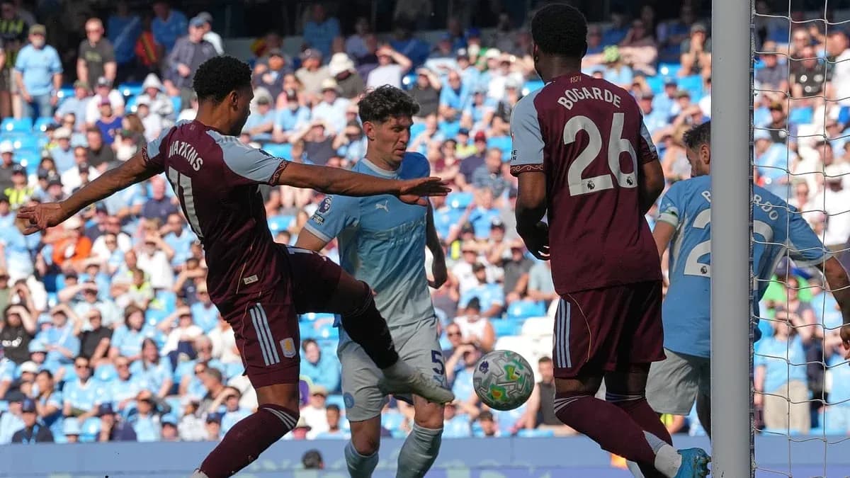 Players contesting the ball in Premier League match