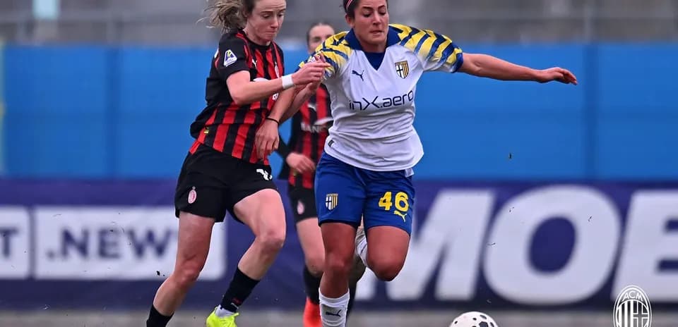 AC Milan W player contesting ball with Parma W player