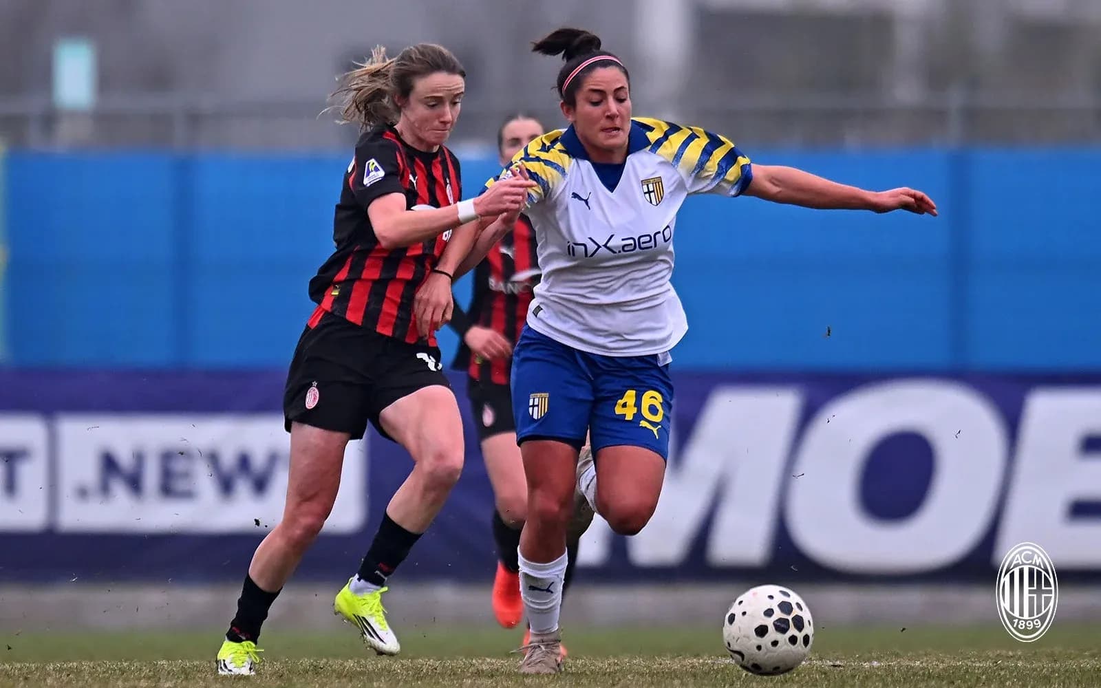 AC Milan W player contesting ball with Parma W player