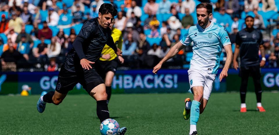 Monterey Bay player dribbling against Loudoun United
