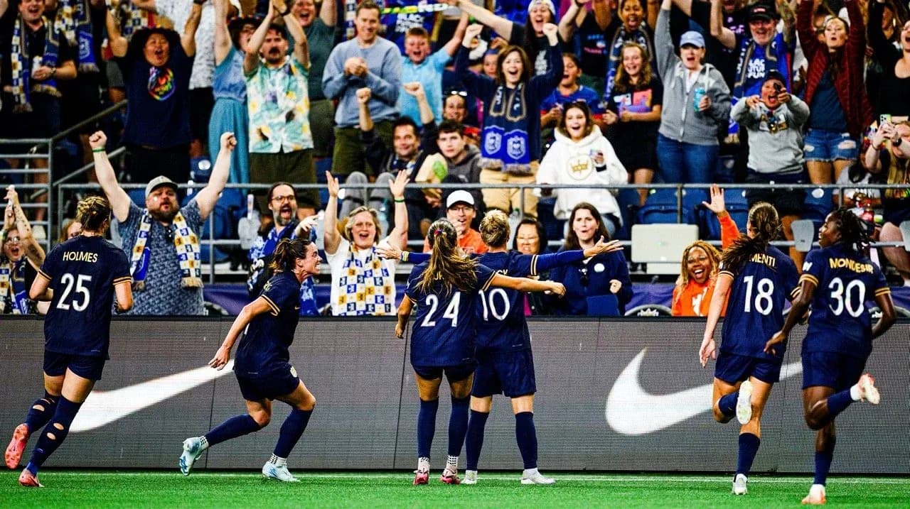 Seattle Reign FC players celebrating a goal