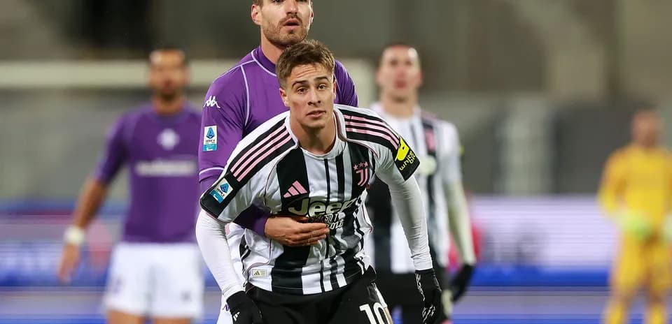 Juventus player challenged by Fiorentina goalkeeper