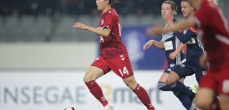 Incheon Red Angels W player dribbling the ball
