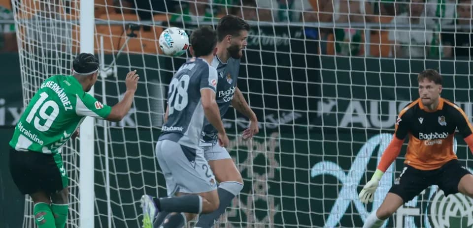 G. Hernández scoring a goal against Real Sociedad